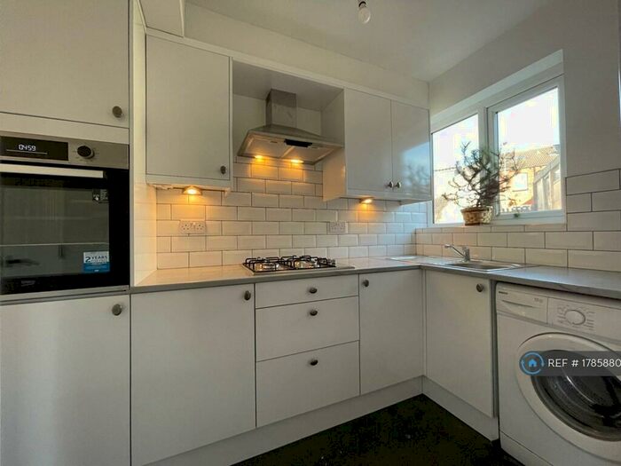 3 Bedroom Terraced House To Rent In Kelso Gardens, Leeds, LS2