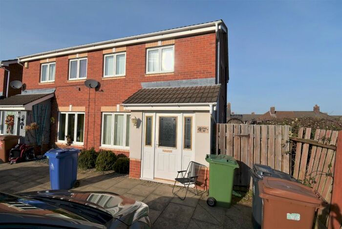 3 Bedroom End Of Terrace House To Rent In Utgard Way, Grimsby, Lincolnshire, DN33