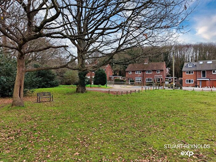 3 Bedroom Semi Detached House For Sale In Grange Close, West Malling, Kent, ME19