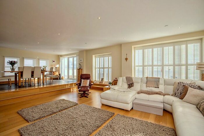 4 Bedroom Apartment To Rent In Headlands, Hayes Road, Sully, CF64