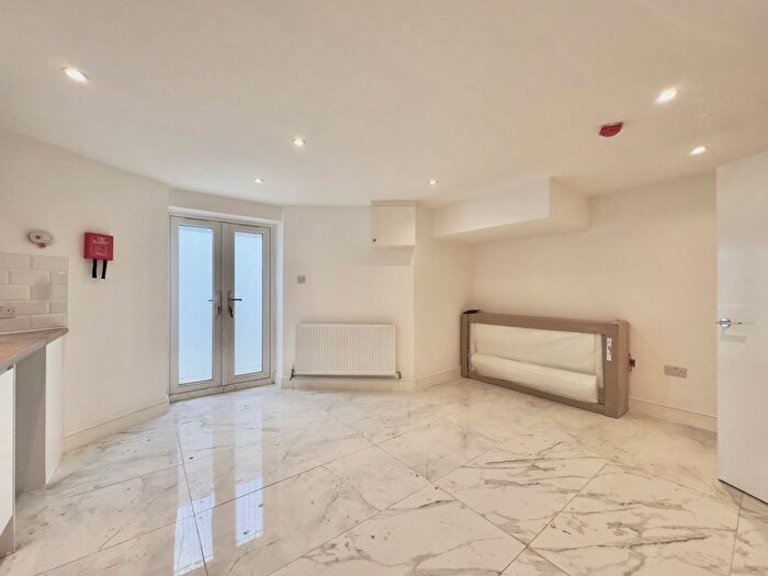 1 Bedroom Flat To Rent In Longley Road, SW17