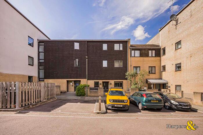 2 Bedroom Flat For Sale In Davis Way, Sidcup, DA14