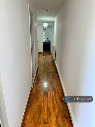 3 Bedroom Semi-Detached House To Rent In Braid Square, Glasgow, G4