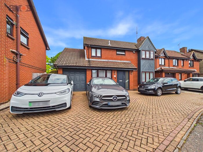 4 Bedroom Detached House For Sale In The Saltings, Hadleigh, Essex, SS7