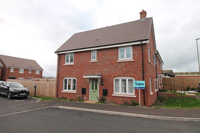 3 Bedroom End Terrace House For Sale In Collett Court, Gloucester, GL1