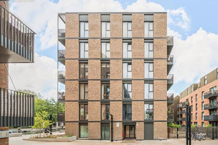 2 Bedroom Flat For Sale In Navigators Walk, Regents Canal, E3