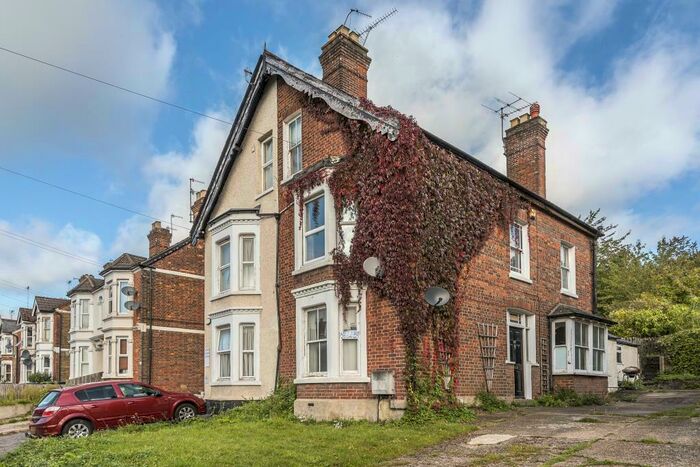 4 Bedroom Semi-Detached House To Rent In West Wycombe Road, High Wycombe, HP12