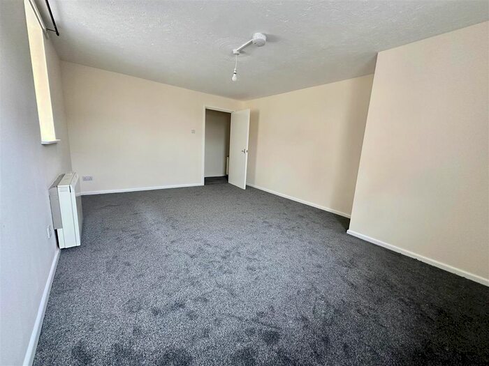 2 Bedroom Flat To Rent In Main Street, Pembroke, SA71