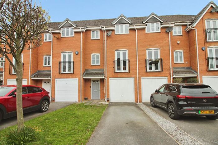 4 Bedroom Town House For Sale In The Locks, Leeds, LS26