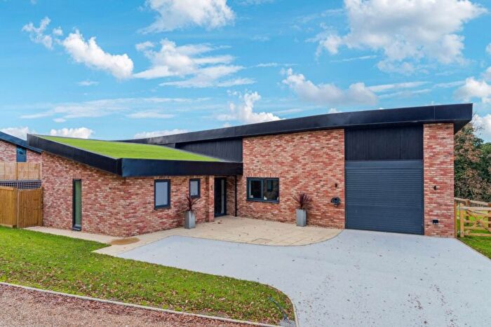 3 Bedroom Detached House For Sale In Doone Brae, Near Harpenden, LU1