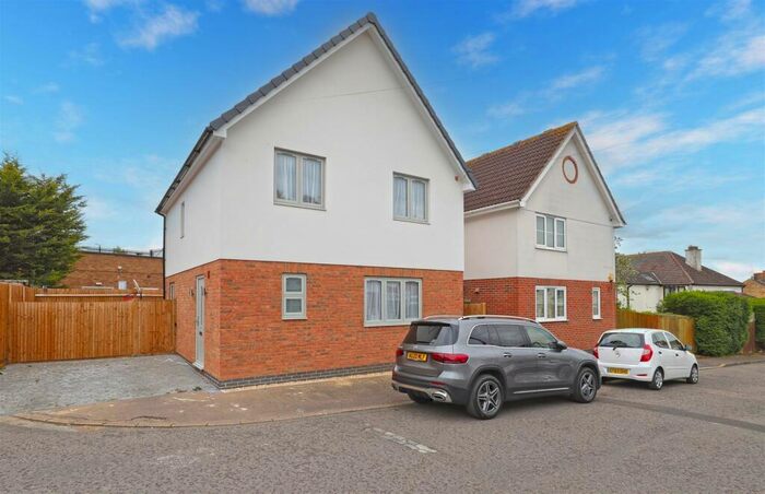 3 Bedroom Detached House To Rent In Stoneycroft Road, Woodford Green, IG8