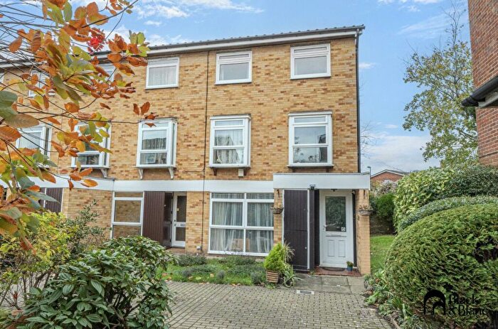 2 Bedroom Maisonette To Rent In Cotelands, Croydon, CR0