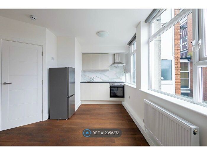 Studio To Rent In Ballards Lane, London, N3