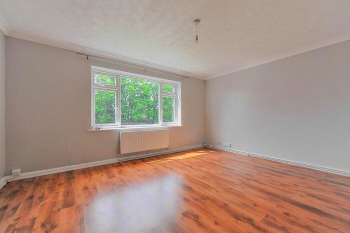 2 Bedroom Flat To Rent In Moor Lane, Chessington, KT9