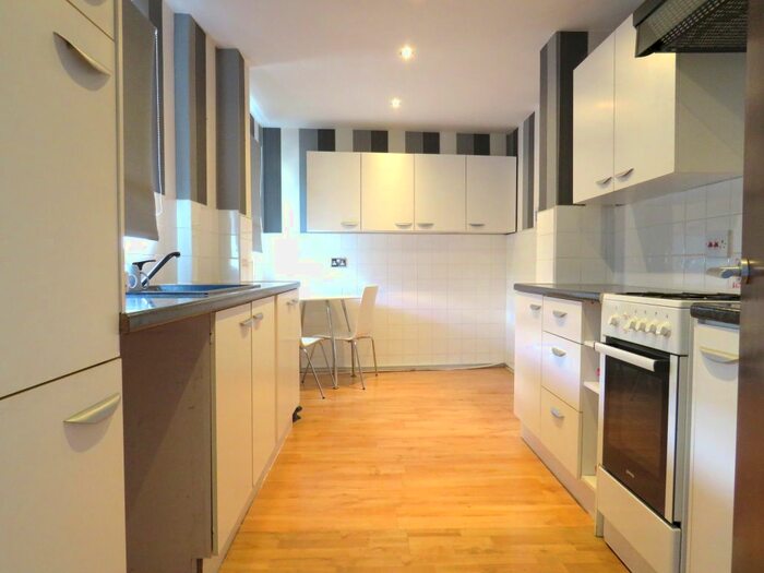 3 Bedroom Detached House To Rent In Dade Way, Southall, UB2