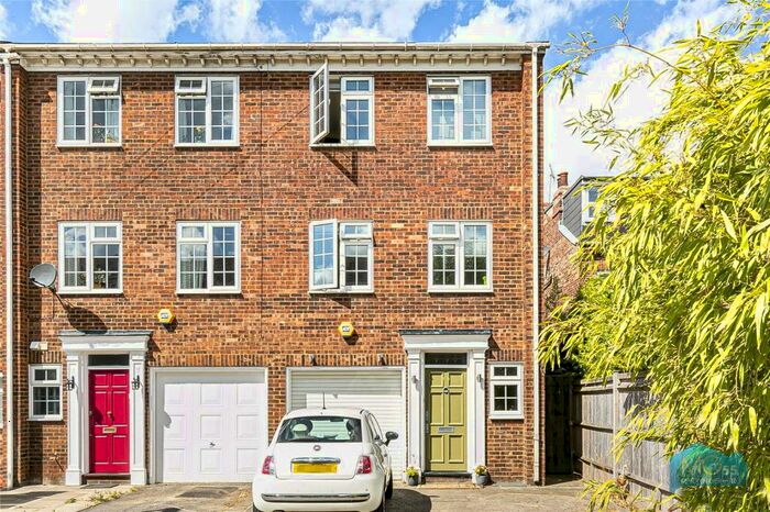 3 Bedroom End Of Terrace House To Rent In Ashburnham Close, London, N2