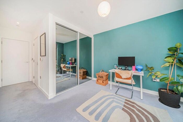 2 Bedroom Flat For Sale In Navigators Walk, Regents Canal, E3 - Photo 4