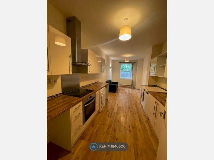 2 Bedroom Flat To Rent In Manor Mount, London, SE23