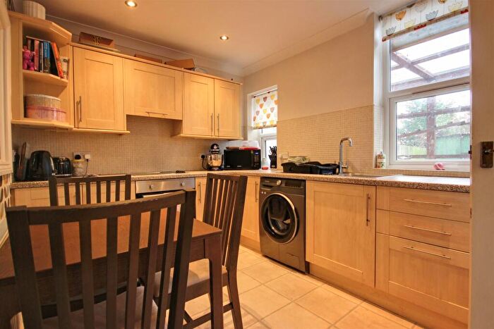 3 Bedroom Semi-Detached House For Sale In Endike Lane, Hull, HU6