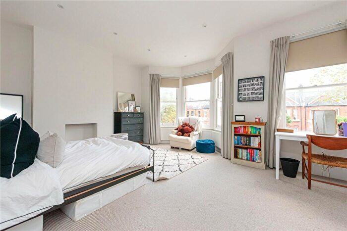 3 Bedroom Apartment To Rent In Wrentham Avenue, London, NW10