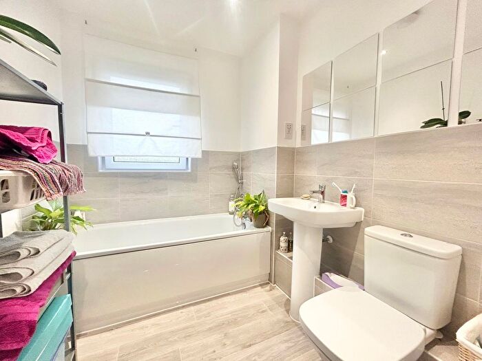 2 Bedroom Flat To Rent In Brocade Road, Andover, SP11
