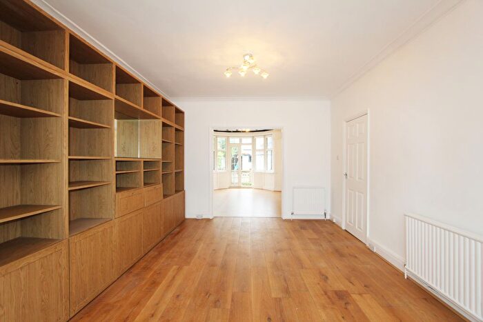 1 Bedroom Semi-Detached House To Rent In Western Avenue, London, NW11
