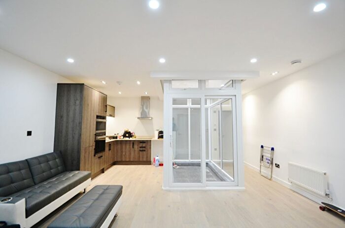 1 Bedroom Flat To Rent In Burwood Close, Tolworth, KT6