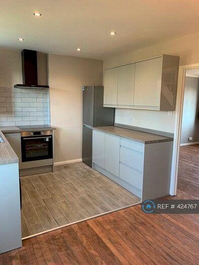 2 Bedroom Flat To Rent In Courtlands Avenue, London, SE12
