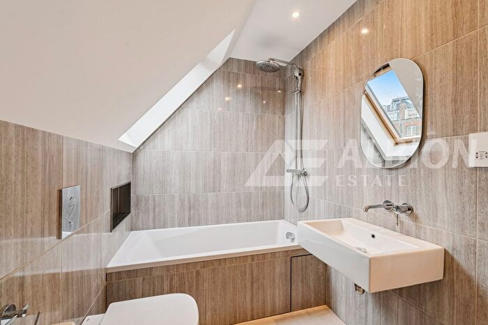 3 Bedroom Flat To Rent In Buckingham Gate, London, SW1E