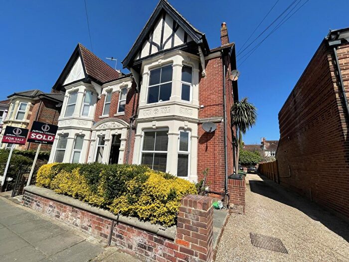 2 Bedroom Flat To Rent In North End Avenue, Portsmouth, PO2