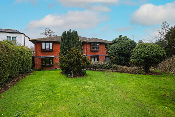 2 Bedroom Apartment For Sale In Kingswood Chase, Leigh-on-Sea, SS9