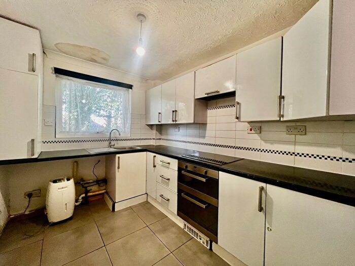 2 Bedroom Flat To Rent In The Oaks, Southampton, SO19