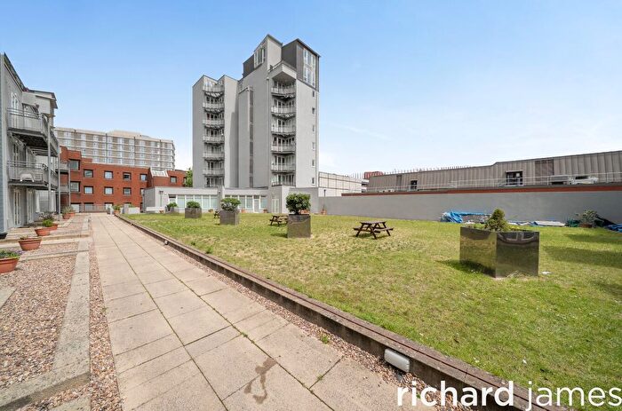 3 Bedroom Flat For Sale In Gordon Gardens, Swindon, SN1