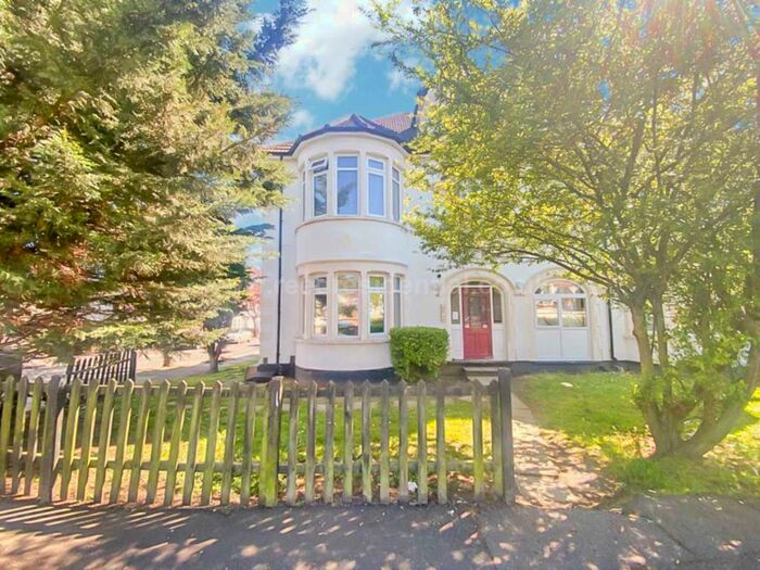 2 Bedroom Flat To Rent In Cheltenham Road, Southend On Sea, SS1