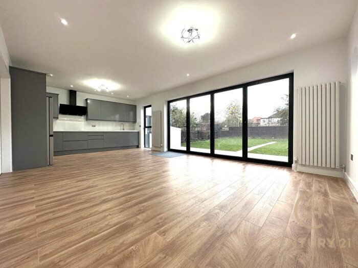 4 Bedroom Detached House For Sale In Elgar Avenue Surbiton, KT5
