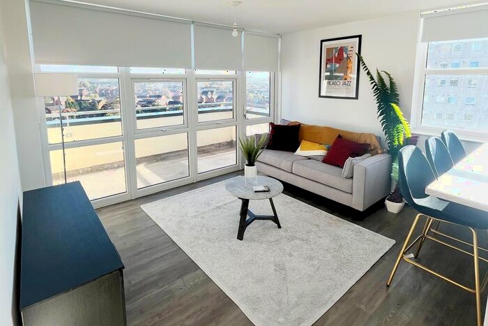 2 Bedroom Flat To Rent In Oldham Road, Manchester, Greater Manchester, M40