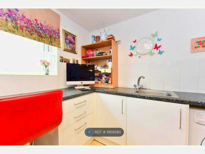 2 Bedroom Flat To Rent In Knaphill Crescent, Northampton, NN4