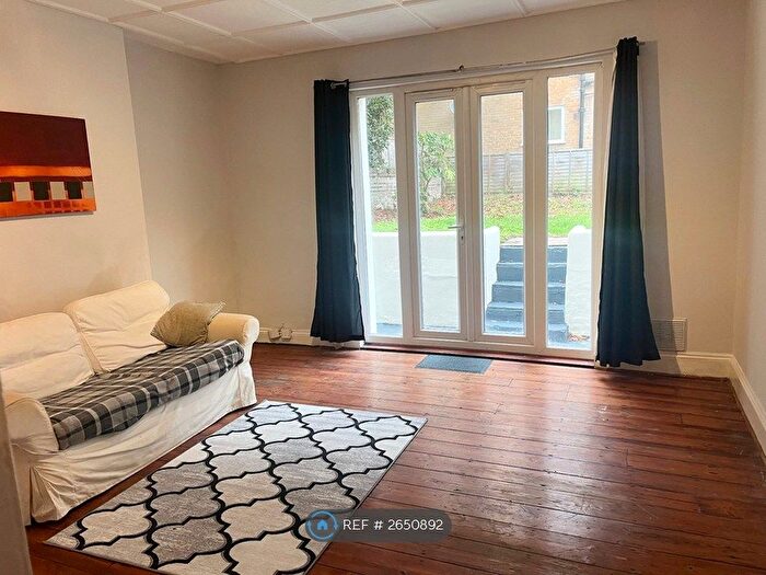 3 Bedroom Flat To Rent In Cromwell Road, Hove, BN3