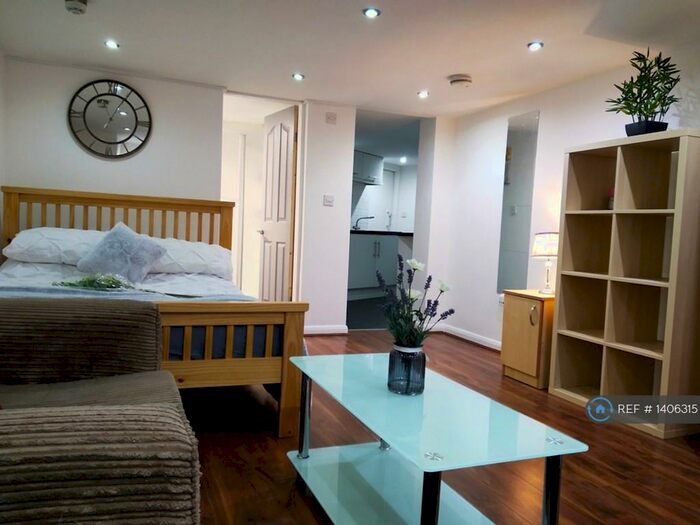 Studio To Rent In Claremont Rd, Salford, M6