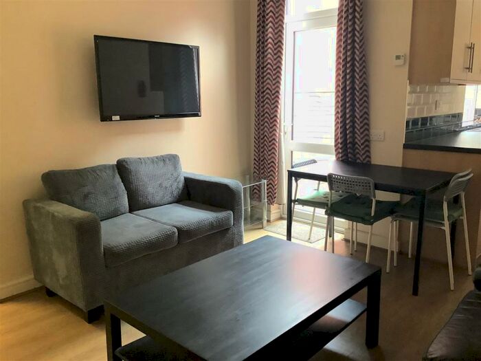 5 Bedroom Semi-Detached House To Rent In , Teignmouth Road, Selly Oak, Birmingham, B29