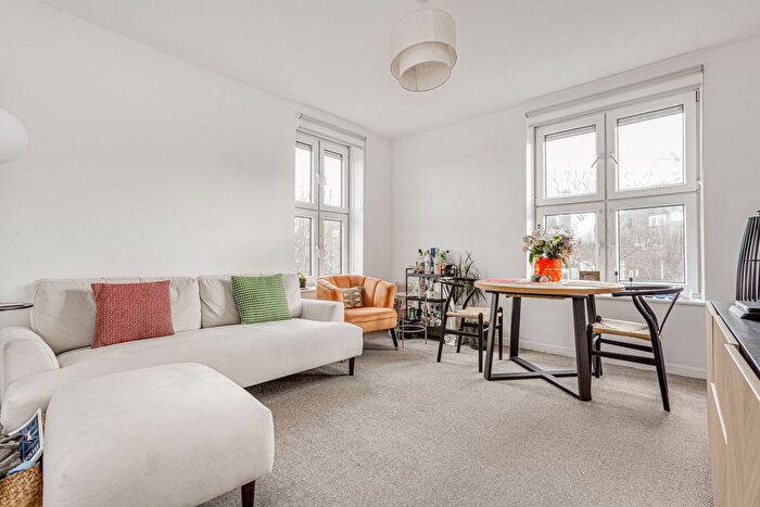 2 Bedroom Maisonette To Rent In Bilton House, Wandsworth Road, SW8