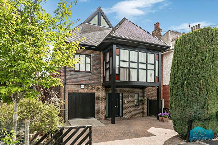 4 Bedroom Detached House For Sale In Holly Park Gardens, London, N3