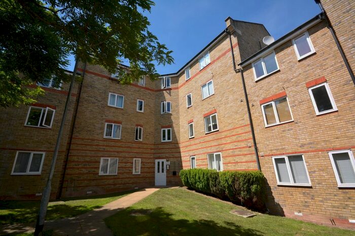 2 Bedroom Flat To Rent In Rookes Crescent, Chelmsford, CM1