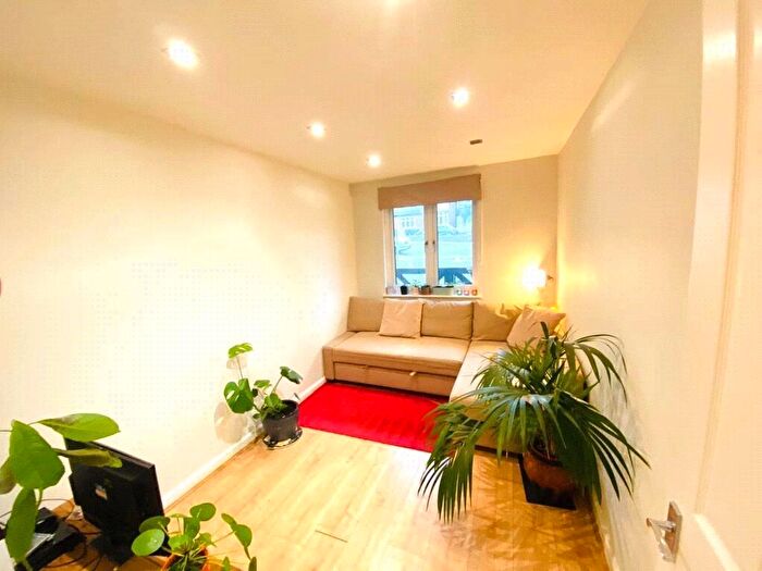2 Bedroom Apartment To Rent In Woodside Grange, Holden Road, Woodside Park, N12
