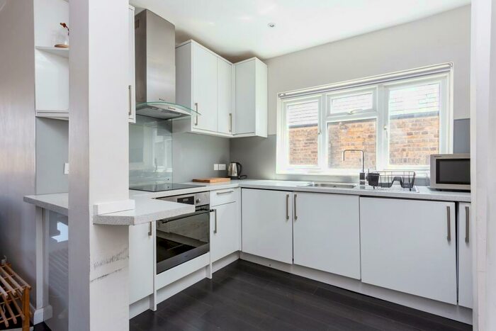 2 Bedroom Flat To Rent In Gautrey Road, SE15