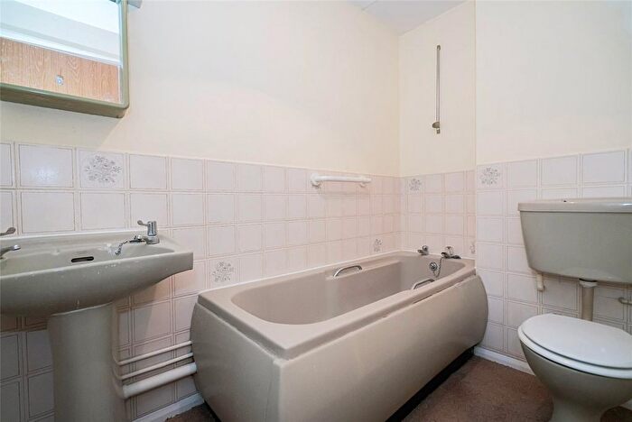1 Bedroom Flat For Sale In Oakridge Drive, London, N2