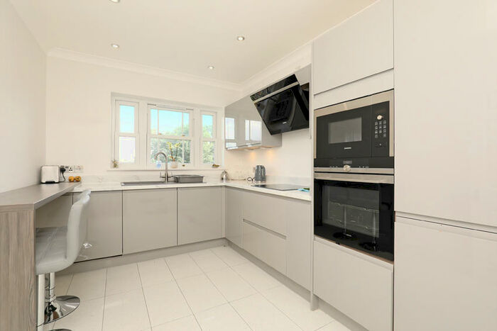 3 Bedroom Flat To Rent In Handel Mansions, Wyatt Drive, Barnes, SW13