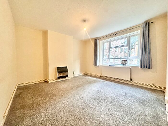 3 Bedroom Flat To Rent In Canada Way, London, W12