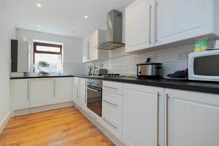 2 Bedroom Flat To Rent In Godolphin Road, Shepherds Bush, London W12