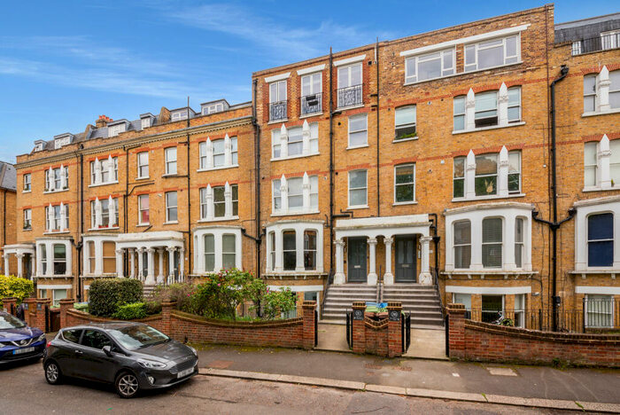2 Bedroom Apartment To Rent In The Gardens, East Dulwich London, SE22
